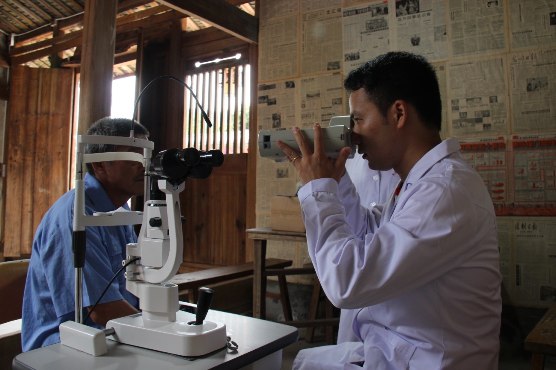 圖7 實(shí)踐隊(duì)隊(duì)員正在指導(dǎo)當(dāng)?shù)卮迕裥姆螐?fù)蘇的正確做法.JPG