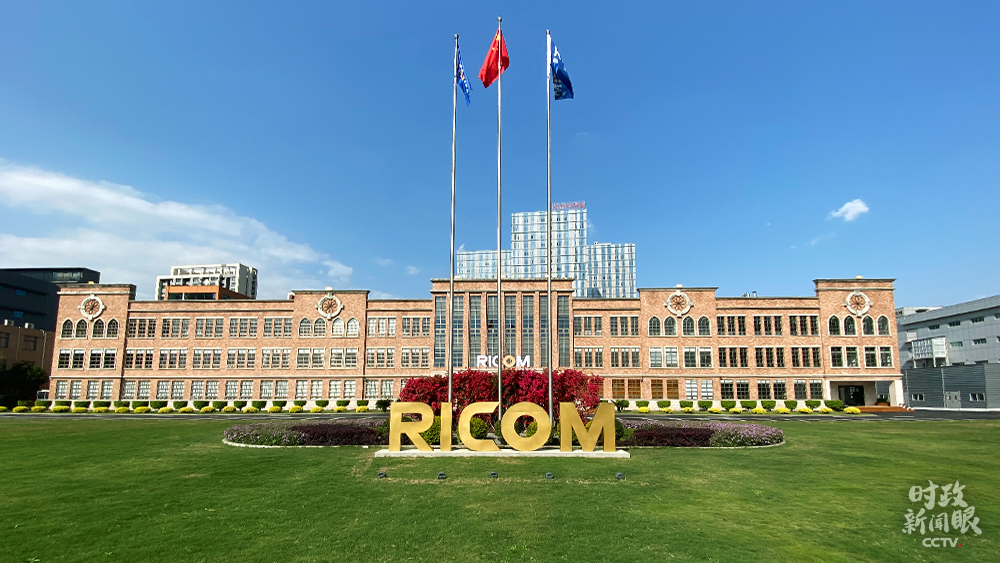 △福光公司企業(yè)技術中心在去年1月被認定為國家企業(yè)技術中心,這是一項國家級創(chuàng)新榮譽。(總臺央視記者李輝拍攝)