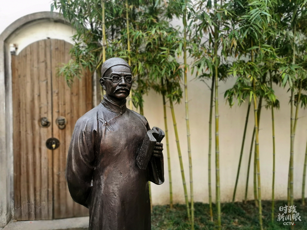 △嚴復故居中,嚴復雕像手中所拿的是《天演論》。(總臺央視記者張宇、覃思拍攝)
