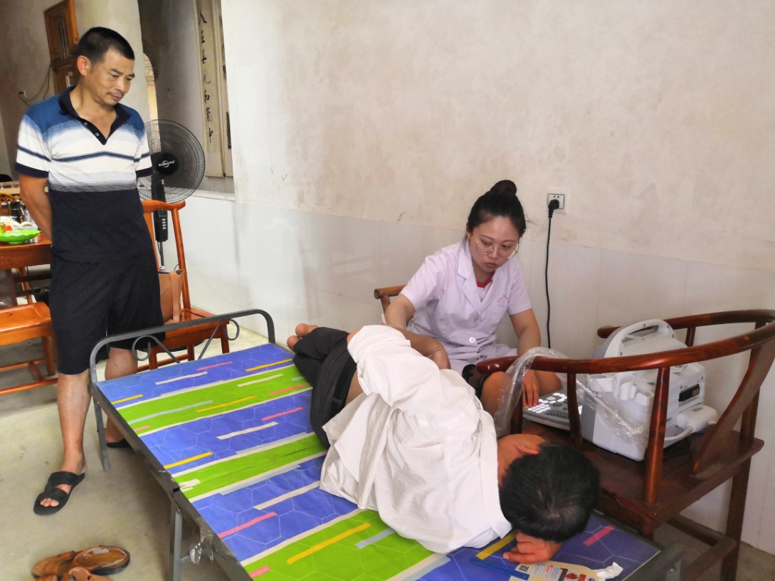 圖5 實(shí)踐隊(duì)隊(duì)員正在給當(dāng)?shù)卮迕襁M(jìn)行腹部B超檢查.jpg,圖6 實(shí)踐隊(duì)隊(duì)員正在給當(dāng)?shù)卮迕襁M(jìn)行眼健康檢查.JPG