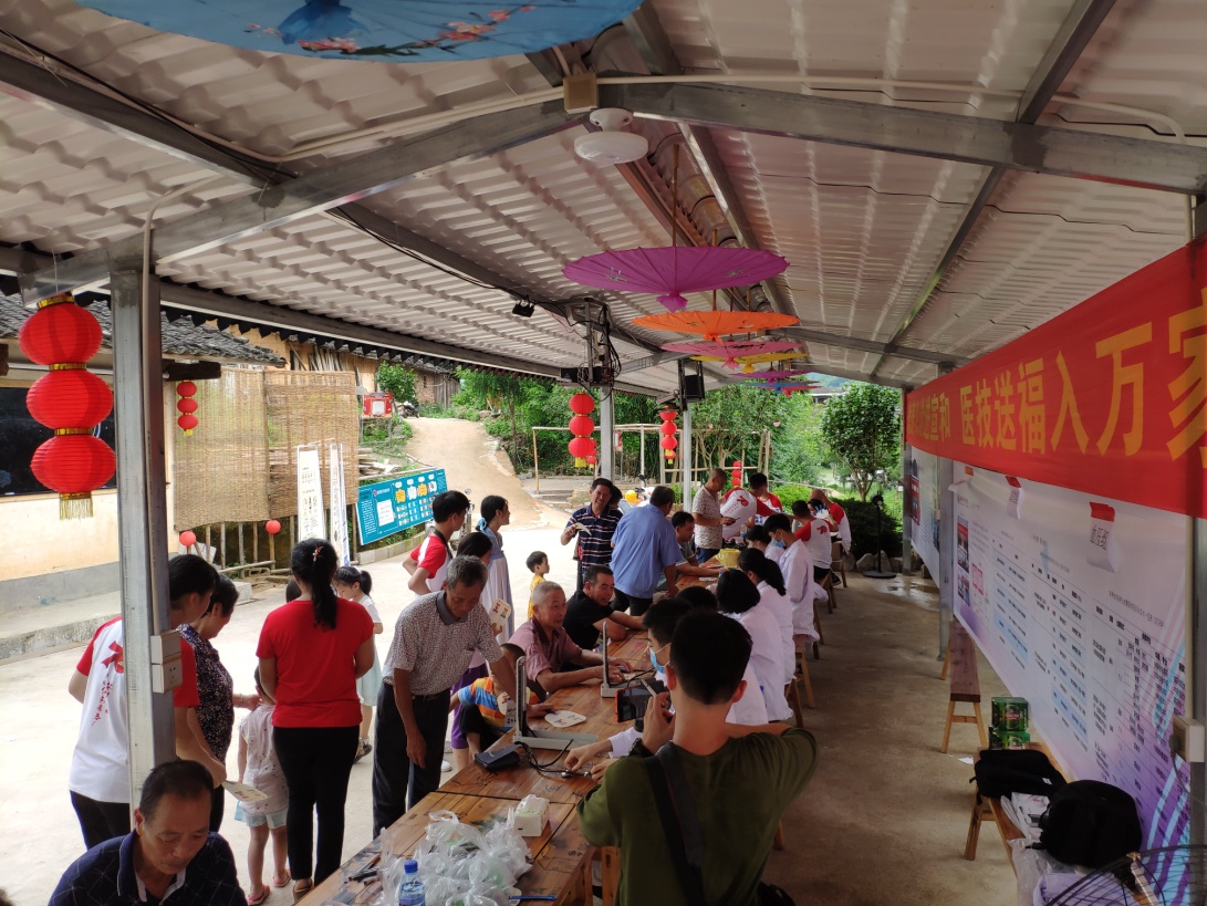 圖4 實(shí)踐隊(duì)義診.jpg