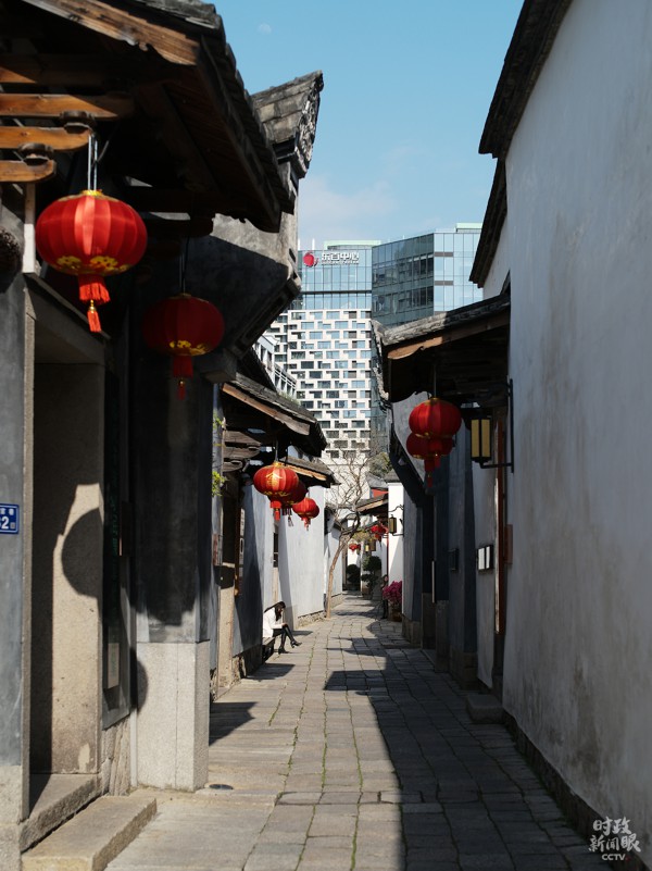△走進郎官巷,可以看到街區(qū)外的高樓,新舊建筑風格交相輝映。(總臺央視記者彭漢明拍攝)