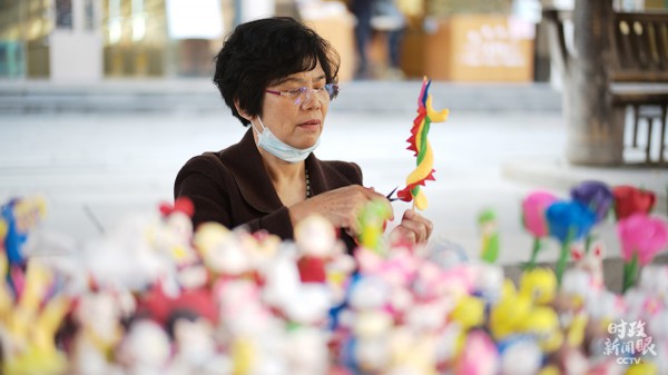 △南后街是三坊七巷的中軸線,街里店鋪林立,這是捏面人技藝。(總臺央視記者鐘銳、彭漢明拍攝)